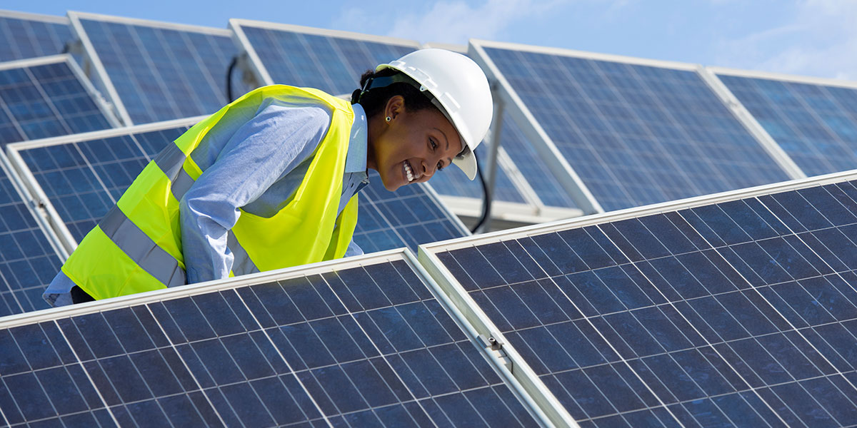 太陽能電池板歸功於iStock/RuslanDashinsky