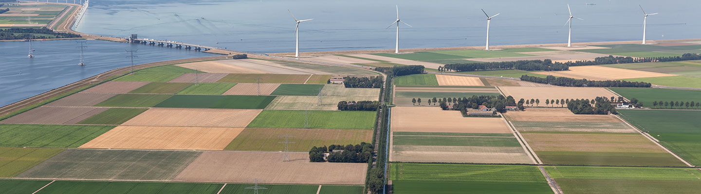 鳥瞰圖荷蘭農業景觀沿著海岸iStock / kruwt風力渦輪機